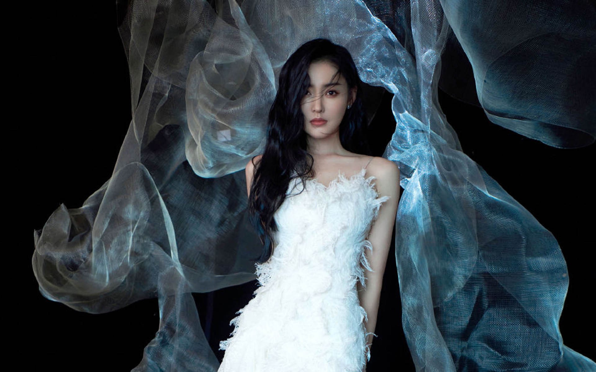 拜仁重点布置边路传中，战术多变故意制造空档，拜仁常用阵型