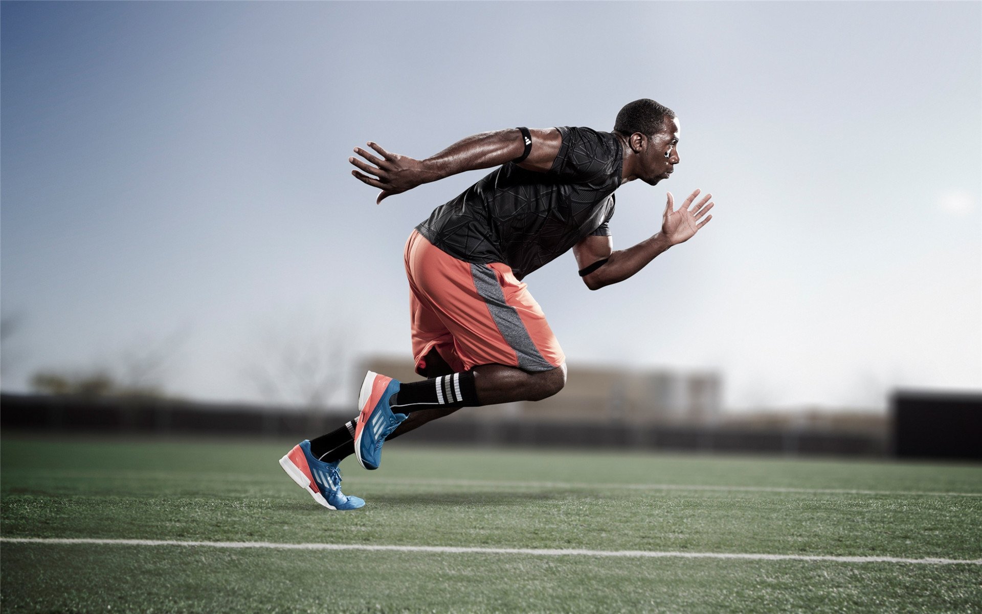 球队是否针对主场比赛设计更为激进的推进策略，主场队伍